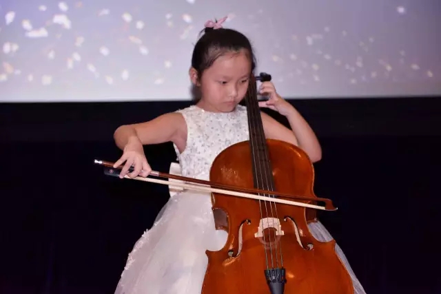2015青少年器乐大赛:女孩拉大提琴夺冠!