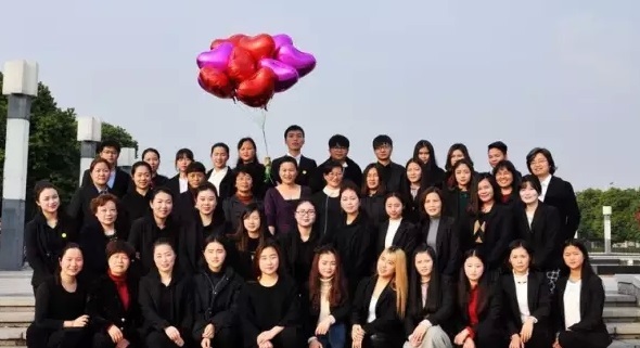 江南琴行大家庭聚会玩“疯”了 江南琴行大家庭聚会玩“疯”了