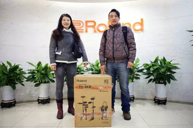 ▼鼓手节现场大奖“Roland TD-4KP 电鼓”的幸运获得者亲自到Roland公司领取奖品