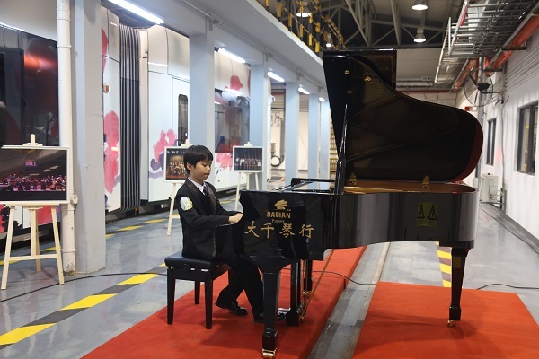 钢琴演奏嘉宾——钟耀鸿 钢琴演奏嘉宾——钟耀鸿