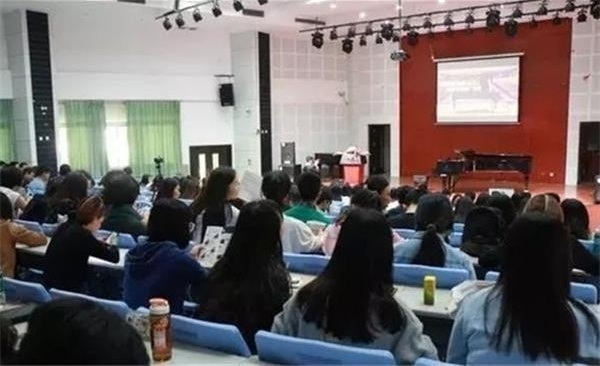 柏斯总裁吴天延与星海学子畅谈音乐之路 柏斯总裁吴天延与星海学子畅谈音乐之路