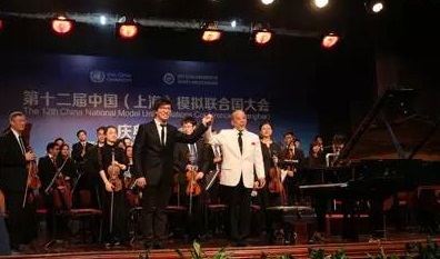 近日,由著名指挥家曹鹏率上海城市交响乐团与著名青年钢琴家、美国茱莉亚音乐学院最高级别钢琴演奏博士、联合国艺术大使元杰带来的“第十二届中国(上海)模拟联合国大会庆典音乐会”在华东理工大学徐汇校区大礼堂如期拉开帷幕。 近日,由著名指挥家曹鹏率上海城市交响乐团与著名青年钢琴家、美国茱莉亚音乐学院最高级别钢琴演奏博士、联合国艺术大使元杰带来的“第十二届中国(上海)模拟联合国大会庆典音乐会”在华东理工大学徐汇校区大礼堂如期拉开帷幕。
